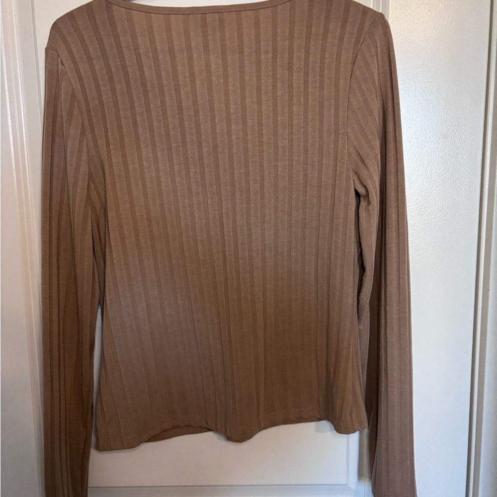 Banana Republic women’s tan Long Sleeve ribbed Henley top - Picture 4 of 5